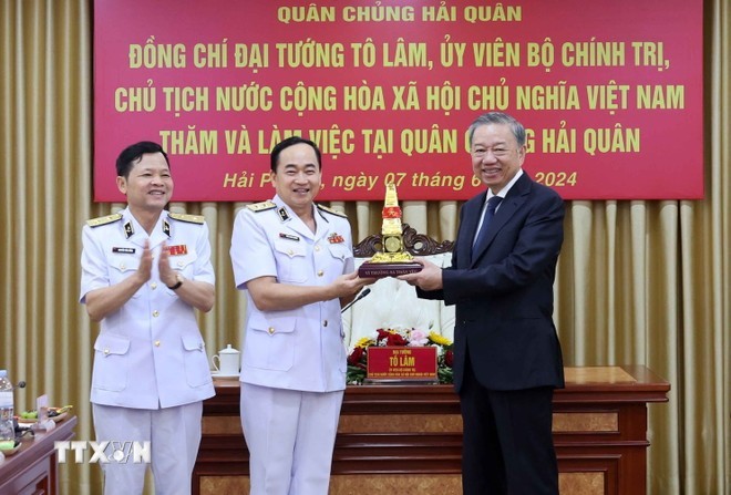 Lãnh đạo Bộ Tư lệnh Quân chủng Hải quân tặng Chủ tịch nước Tô Lâm biểu tượng cột mốc chủ quyền quần đảo Trường Sa. (Ảnh: Nhan Sáng/TTXVN)