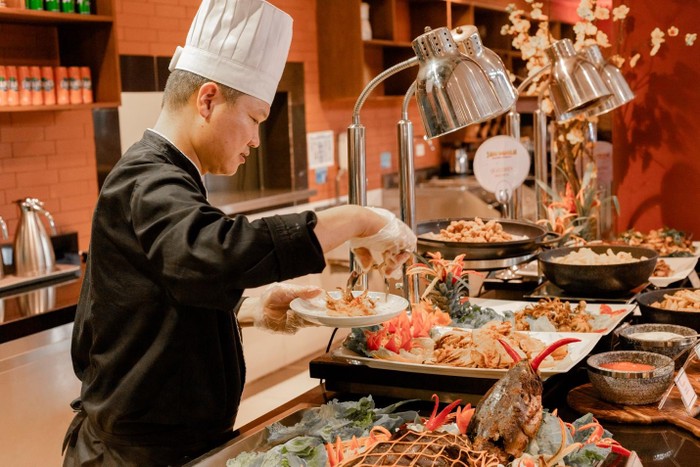 Buffet ẩm thực với hơn 60 món ăn phong phú chắc chắn sẽ làm “xiêu lòng” du khách.