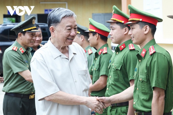 Chủ tịch nước thăm công an xã Trường Hà, huyện Hà Quảng.