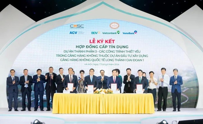 Đại diện lãnh đạo ACV cùng đại diện lãnh đạo các ngân hàng hợp vốn (Vietcombank, BIDV, Vietinbank) thực hiện nghi thức ký kết hợp đồng cấp tín dụng.