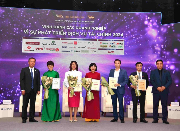 Bà Đậu Thị Kim Nhung - Trưởng phòng Marketing Bán lẻ (thứ 2 từ trái sang) đại diện Vietcombank nhận giải “Doanh nghiệp Vì sự phát triển dịch vụ tài chính”.