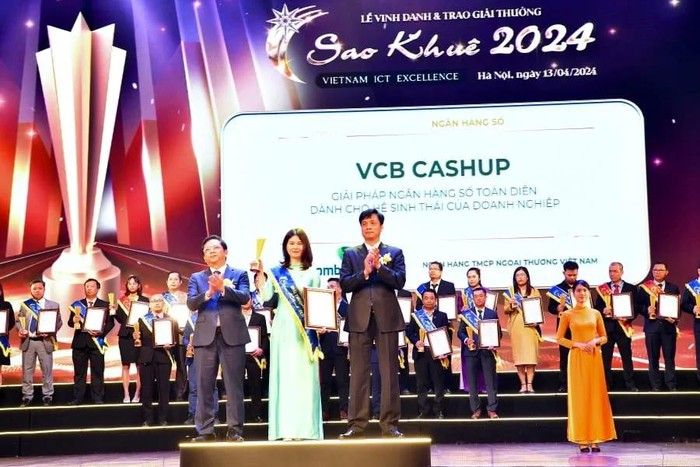 Đại diện Vietcombank nhận giải thưởng Sao Khuê dành cho giải pháp VCB CashUp từ Hiệp hội phần mềm và dịch vụ công nghệ thông tin Việt Nam (VINASA).