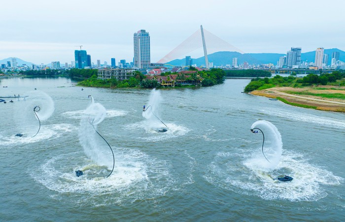 “Awaken River” quy tụ dàn vận động viên vô địch thế giới trong lĩnh vực trình diễn Jetski &amp; Flyboards. Ảnh: Team NDP.