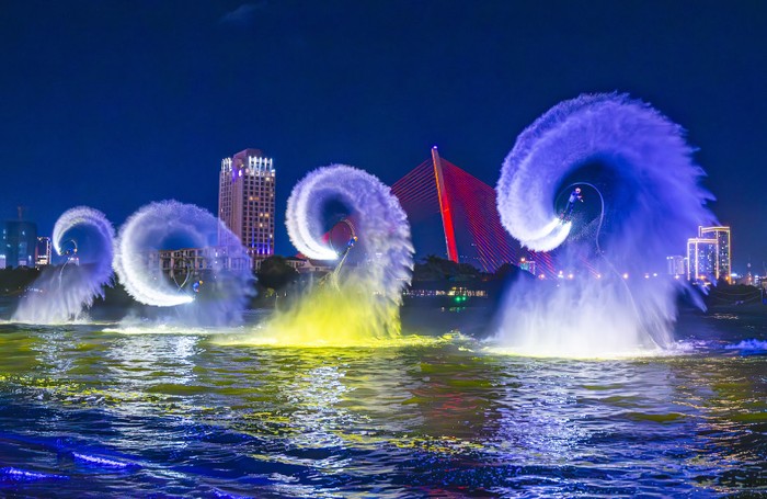 Các vận động viên Flyboards và những màn “họa thủy” thăng hoa trong âm nhạc, ánh sáng của show diễn Symphony of River. Ảnh: Team Kim Liên.