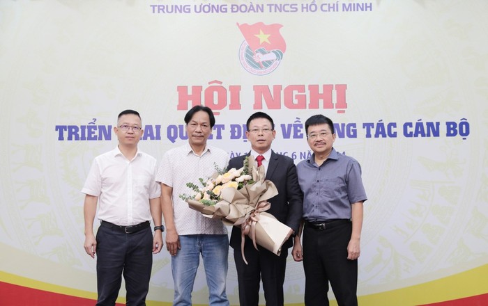 Ban Biên tập Báo Tiền Phong và Công đoàn Báo Tiền Phong chúc mừng Tân Tổng Biên tập Báo Tiền Phong Phùng Công Sưởng. Ảnh: Hồng Vĩnh.