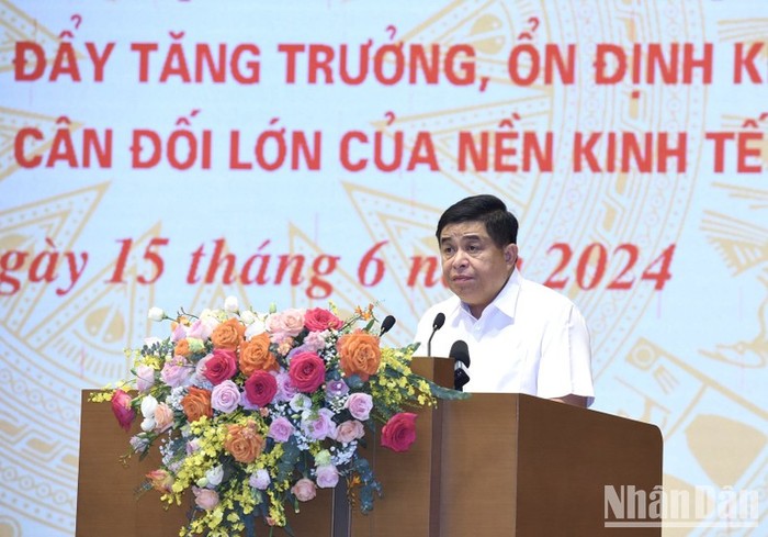 Bộ trưởng Kế hoạch và Đầu tư Nguyễn Chí Dũng báo cáo tại Hội nghị (Ảnh: Trần Hải).