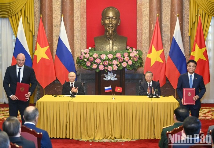 Chủ tịch nước Tô Lâm và Tổng thống Liên bang Nga Vladimir Putin chứng kiến Lễ trao các văn kiện hợp tác Việt Nam-Liên bang Nga.