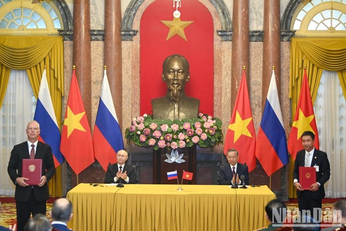 Chủ tịch nước Tô Lâm và Tổng thống Liên bang Nga Vladimir Putin chứng kiến lễ trao Biên bản ghi nhớ giữa Công ty cổ phần Quản lý BVIM và Quỹ Đầu tư trực tiếp Nga (RDIF).