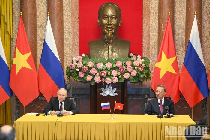 Tiếp sau đó, Chủ tịch nước Tô Lâm và Tổng thống Liên bang Nga Vladimir Putin đã tiến hành họp báo chung với các cơ quan thông tấn, báo chí.