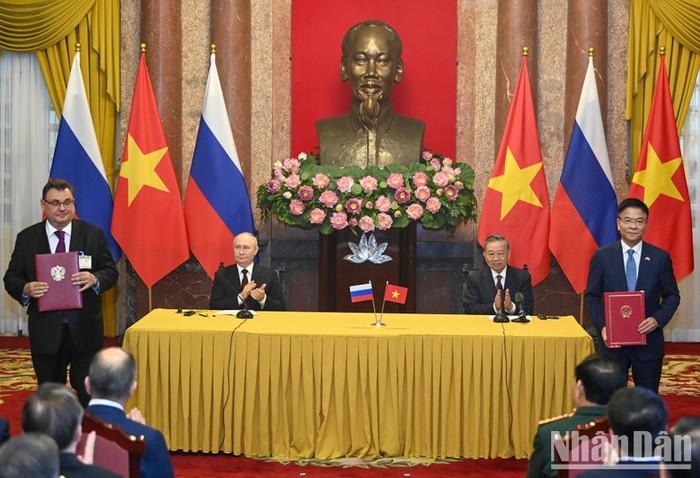 Chủ tịch nước Tô Lâm và Tổng thống Liên bang Nga Vladimir Putin chứng kiến lễ trao văn kiện hợp tác giai đoạn 2024-2025 giữa Bộ Tư pháp Việt Nam và Bộ Tư pháp Nga.