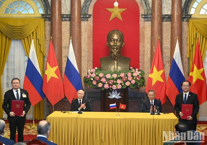 Chủ tịch nước Tô Lâm và Tổng thống Liên bang Nga Vladimir Putin chứng kiến lễ trao Bản ghi nhớ về lộ trình thực hiện dự án Trung tâm Khoa học công nghệ hạt nhân trên lãnh thổ Việt Nam giữa Bộ Khoa học và Công nghệ và Tập đoàn Năng lượng nguyên tử Rosatom.