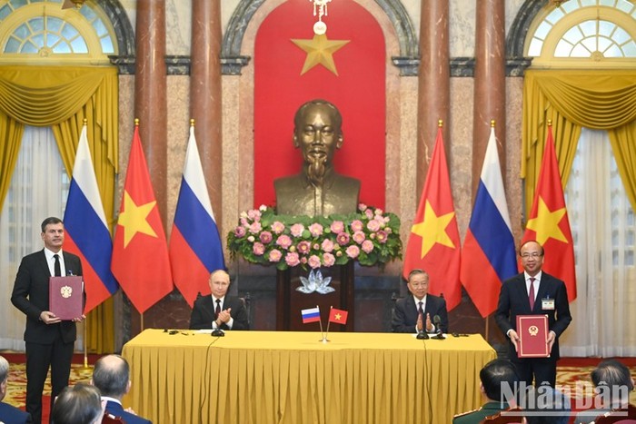 Chủ tịch nước Tô Lâm và Tổng thống Liên bang Nga Vladimir Putin chứng kiến lễ trao Thỏa thuận hợp tác trao đổi khoa học giữa Viện hàn lâm Khoa học xã hội Việt Nam và Học viện Kinh tế quốc dân và Hành chính công trực thuộc Tổng thống Nga (RANEPA).