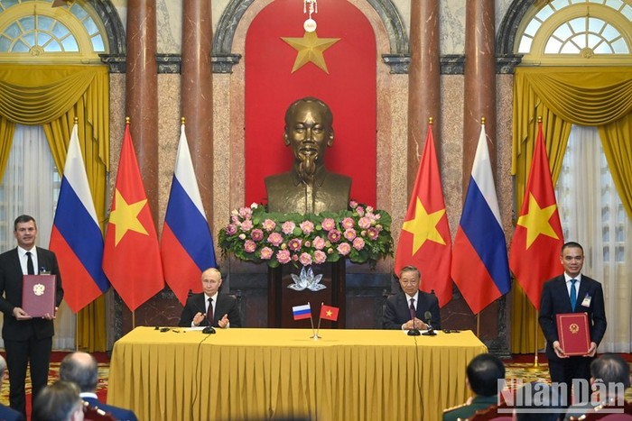 Chủ tịch nước Tô Lâm và Tổng thống Liên bang Nga Vladimir Putin chứng kiến lễ trao Thỏa thuận hợp tác giữa Đại học Hà Nội và RANEPA.