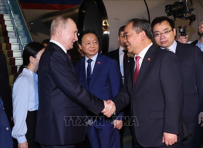 Cùng đón Tổng thống Liên bang Nga Vladimir Putin tại Sân bay quốc tế Nội Bài (Hà Nội) có Chủ nhiệm Văn phòng Chủ tịch nước Lê Khánh Hải. Ảnh: An Đăng/TTXVN