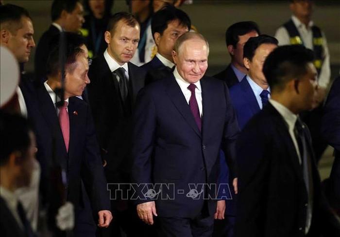 Tổng thống Liên bang Nga Vladimir Putin tại Sân bay quốc tế Nội Bài (Hà Nội).