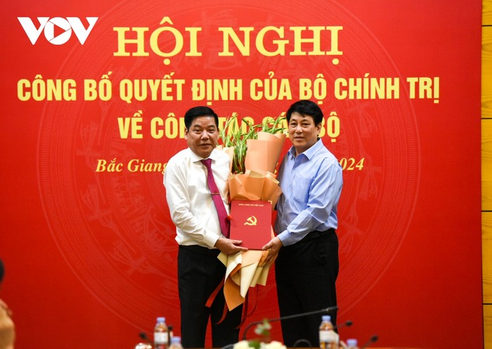 Thường trực Ban Bí thư Trung ương Đảng Lương Cường trao quyết định và tặng hoa chúc mừng Trung tướng Nguyễn Văn Gấu.