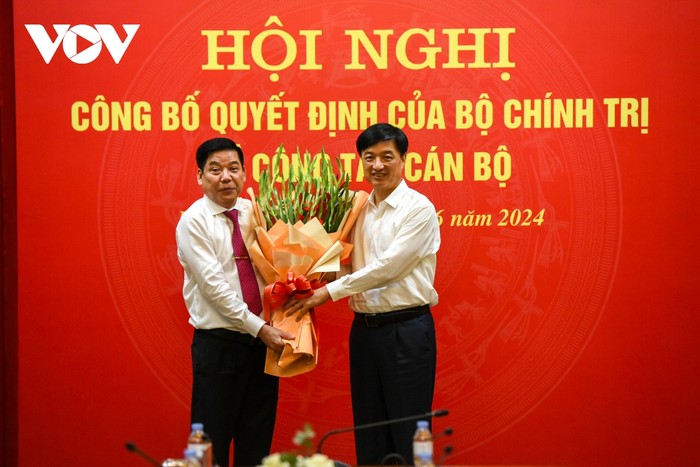 Chánh Văn phòng Trung ương Đảng Nguyễn Duy Ngọc tặng hoa chúc mừng ông Nguyễn Văn Gấu.