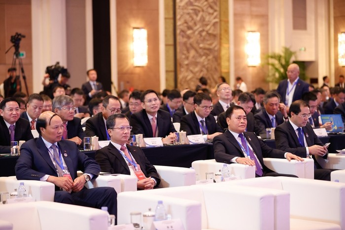 Các đại biểu tham dự hội nghị trao đổi, chia sẻ những kinh nghiệm quý về phát triển hạ tầng chiến lược giao thông, đề xuất các định hướng, nhiệm vụ, giải pháp, nhất là những bài học về chuyển giao công nghệ và phát triển nguồn nhân lực trong lĩnh vực đường sắt mà Trung Quốc có thế mạnh. Ảnh: VGP/Nhật Bắc