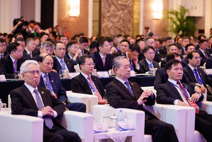 Các đại biểu hai bên thống nhất cao về sự cần thiết và ý nghĩa quan trọng của việc đẩy mạnh hợp tác phát triển hạ tầng chiến lược giao thông giữa hai nước, của việc hợp tác giữa hai cộng đồng doanh nghiệp Việt Nam và Trung Quốc. Ảnh: VGP/Nhật Bắc