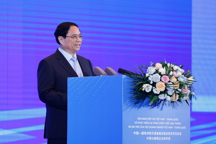 Thủ tướng Phạm Minh Chính nhấn mạnh, phát triển và kết nối hạ tầng chiến lược giao thông Việt Nam-Trung Quốc có ý nghĩa đặc biệt quan trọng, vừa tạo điều kiện thuận lợi để hai nước giao thương hàng hóa, giao lưu đi lại của người dân, vừa là cơ sở kết nối hai nước với khu vực và thế giới. Ảnh: VGP/Nhật Bắc
