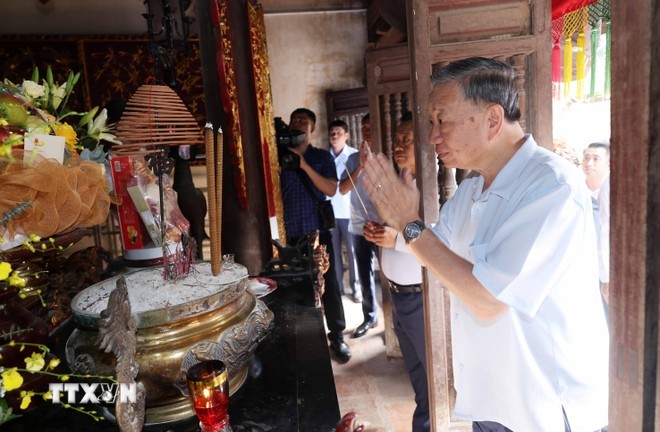Chủ tịch nước Tô Lâm dâng hương tưởng nhớ Bố Cái Đại Vương Phùng Hưng tại Đền thờ Vua Phùng Hưng tại thôn Cam Lâm. (Ảnh: Nhan Sáng/TTXVN)
