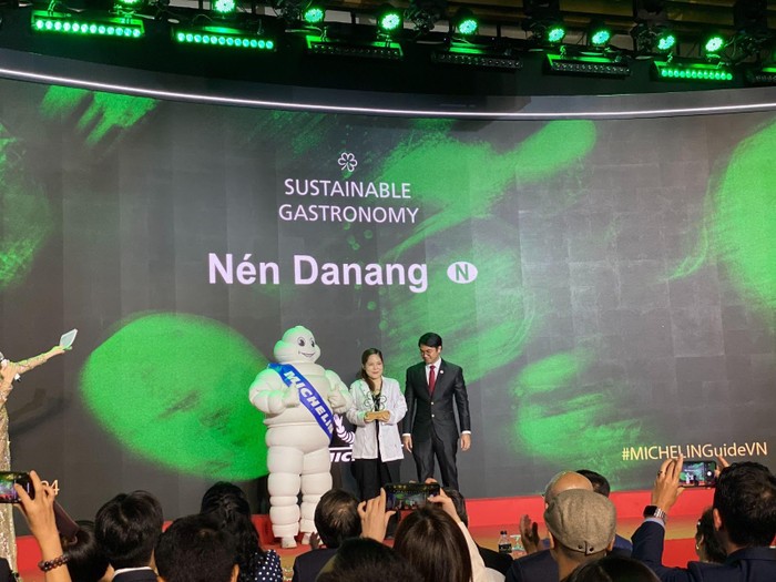Nén Danang được trao tặng Ngôi sao xanh.