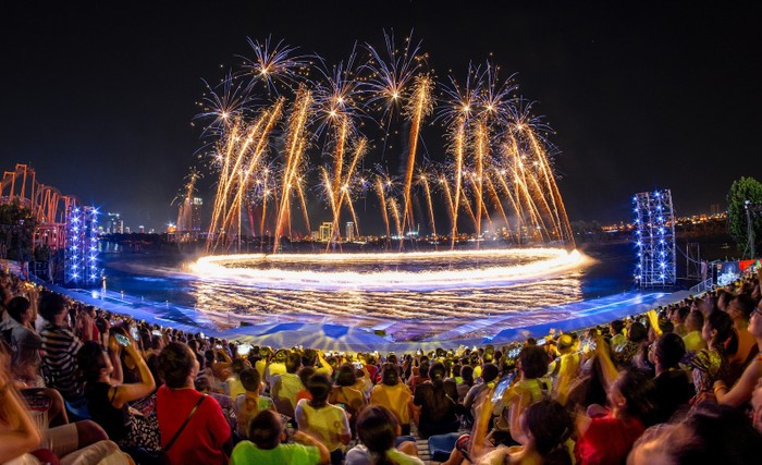 Màn trình diễn pháo hoa ấn tượng, làm nên “thương hiệu” của show diễn Symphony of River.