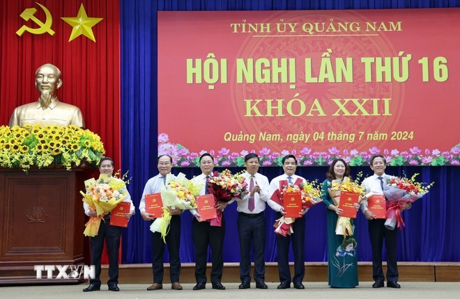 Bí thư Tỉnh ủy Quảng Nam Lương Nguyễn Minh Triết trao các Quyết định của Thủ tướng Chính phủ cho cán bộ chủ chốt tỉnh. (Ảnh: Trần Tĩnh/TTXVN)