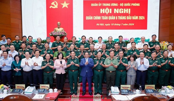 Thủ tướng trân trọng cảm ơn, đánh giá cao, biểu dương và nhiệt liệt chúc mừng những kết quả, thành tích mà Bộ Quốc phòng và toàn quân đạt được, đóng góp rất quan trọng vào những thành tựu chung của cả nước trong thời gian qua. Ảnh: VGP/Nhật Bắc