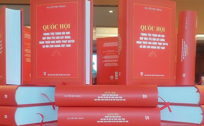 Cuốn sách &quot;Quốc hội trong tiến trình đổi mới đáp ứng yêu cầu xây dựng, hoàn thiện Nhà nước pháp quyền xã hội chủ nghĩa Việt Nam&quot; của Tổng Bí thư Nguyễn Phú Trọng. Ảnh: VGP/Nguyễn Hoàng