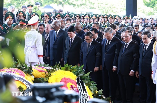 Các đồng chí lãnh đạo, nguyên lãnh đạo Đảng, Nhà nước, đại biểu trong nước và quốc tế mặc niệm Tổng Bí thư Nguyễn Phú Trọng. (Ảnh: TTXVN)