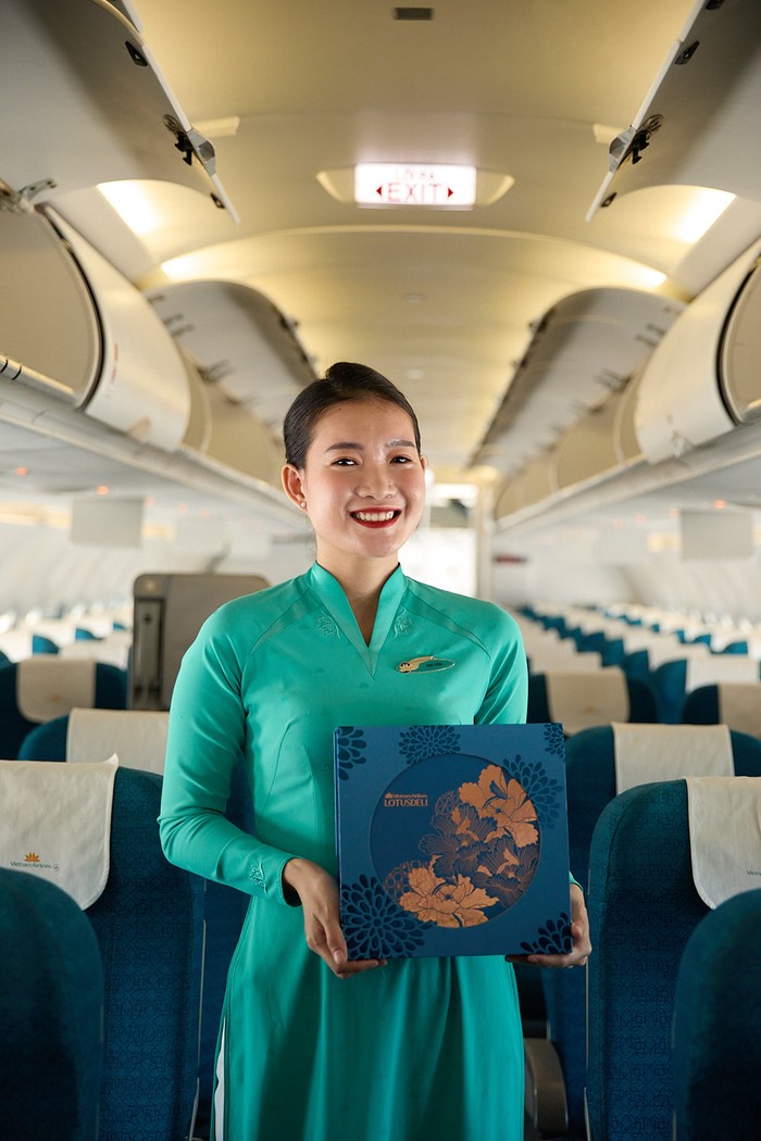 5. Khách hàng có thể đặt mua các hộp bánh trung thu của Vietnam Airlines thông qua các kênh bán chính thức của hãng.jpg