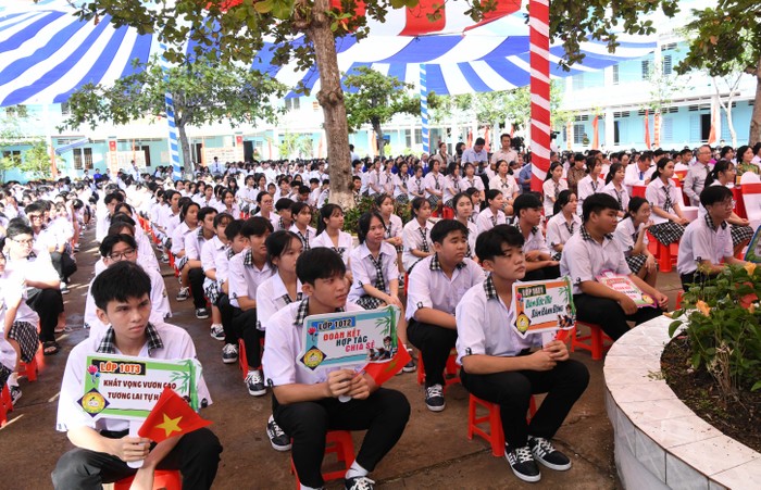 Học sinh Trường Trung học phổ thông Phạm Hùng tại Lễ khai giảng năm học mới.