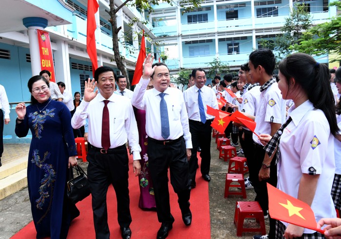 Chủ tịch Quốc hội Trần Thanh Mẫn dự Lễ khai giảng năm học mới tại Trường Trung học phổ thông Phạm Hùng, tỉnh Vĩnh Long. Ảnh: Lâm Hiển