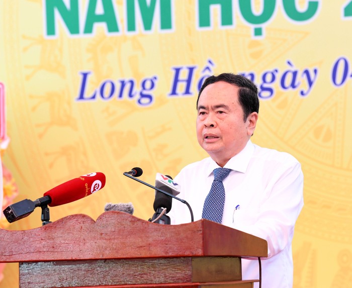 Chủ tịch Quốc hội Trần Thanh Mẫn phát biểu tại Lễ khai giảng năm học 2024 - 2025 của Trường Trung học phổ thông Phạm Hùng, tỉnh Vĩnh Long. Ảnh: Lâm Hiển