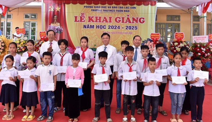 Phó Thủ tướng Lê Thành Long trao 20 suất học bổng cho học sinh. Ảnh: VGP/Đức Tuân