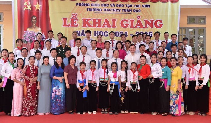 Phó Thủ tướng Lê Thành Long và các đại biểu cùng thầy trò Trường Tiểu học và Trung học cơ sở Tuân Đạo. Ảnh: VGP/Đức Tuân