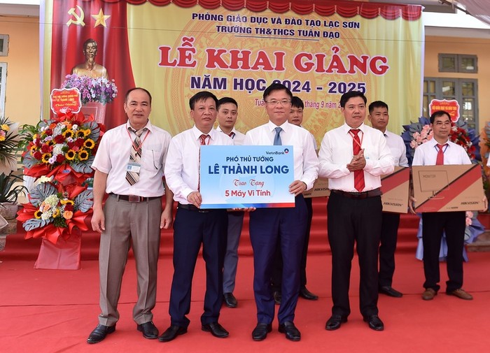 Phó Thủ tướng Lê Thành Long cùng Đoàn công tác tặng 5 bộ máy tính cho Trường Tiểu học và Trung học cơ sở Tuân Đạo. Ảnh: VGP/Đức Tuân