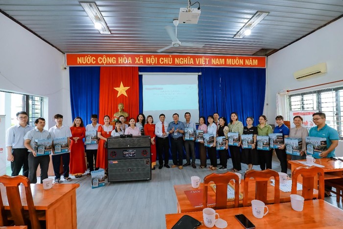 Thầy cô giáo Trường Trung học phổ thông Võ Thị Sáu - huyện Côn Đảo nhận bàn giao các thiết bị hỗ trợ giáo dục do Agribank trao tặng.