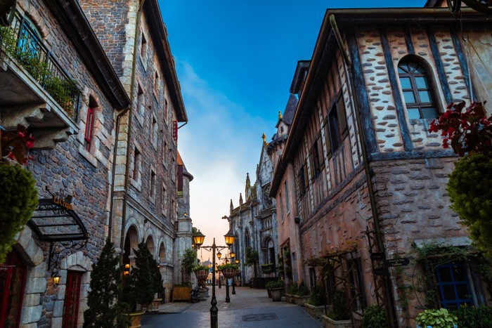 Vẻ đẹp lãng mạn của khách sạn Mercure Danang French Village Ba Na Hills.jpg