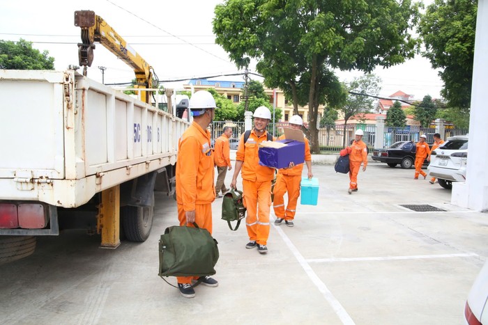 24-thanh-vien-doi-xung-kich-pc-ninh-binh-da-xuat-phat-len-duong-ho-tro-cong-ty-dien-luc-quang-ninh-khac-phuc-thiet-hai-sau-con-bao-so-3aa.jpg