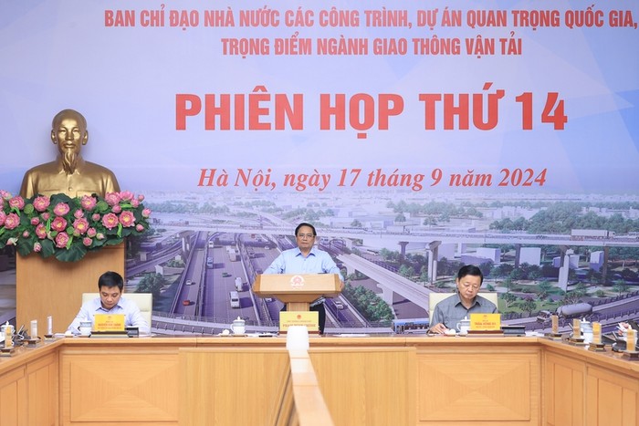 Thủ tướng dành thời gian phân tích ý nghĩa quan trọng của hạ tầng giao thông vận tải chiến lược. Ảnh: VGP/Nhật Bắc