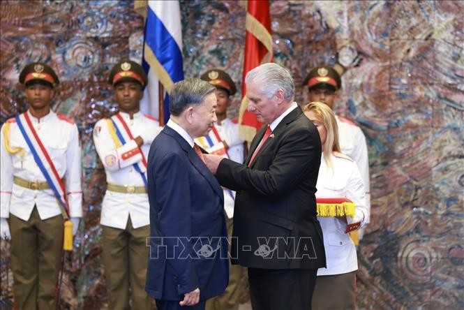 Bí thư thứ nhất Đảng Cộng sản Cuba, Chủ tịch Cuba Miguel Diaz Canel Bermudez trao tặng Huân chương Jose Marti cho Tổng Bí thư, Chủ tịch nước Tô Lâm.