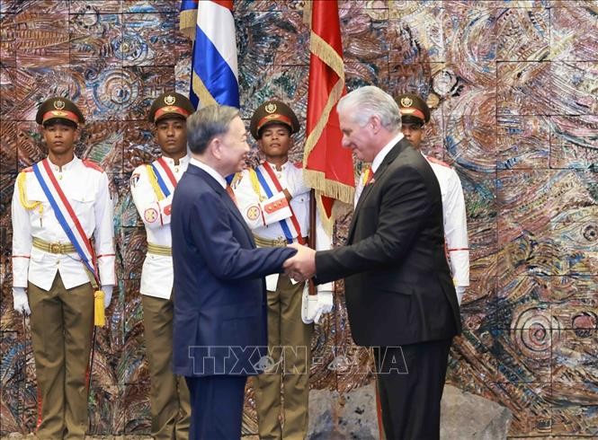 Chủ tịch Cuba Miguel Diaz Canel Bermudez (bên phải) nồng nhiệt chúc mừng Tổng Bí thư, Chủ tịch nước Tô Lâm.