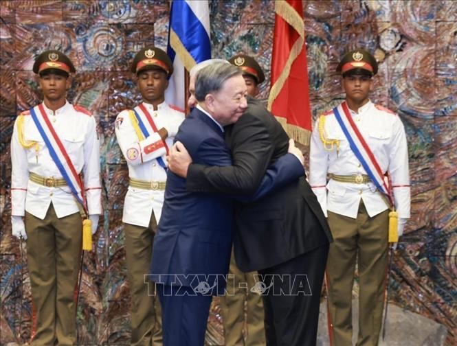 Bí thư thứ nhất Đảng Cộng sản Cuba, Chủ tịch Cuba Miguel Diaz Canel Bermudez và Tổng Bí thư, Chủ tịch nước Tô Lâm thể hiện tình cảm chân thành của những người anh em thân thiết.