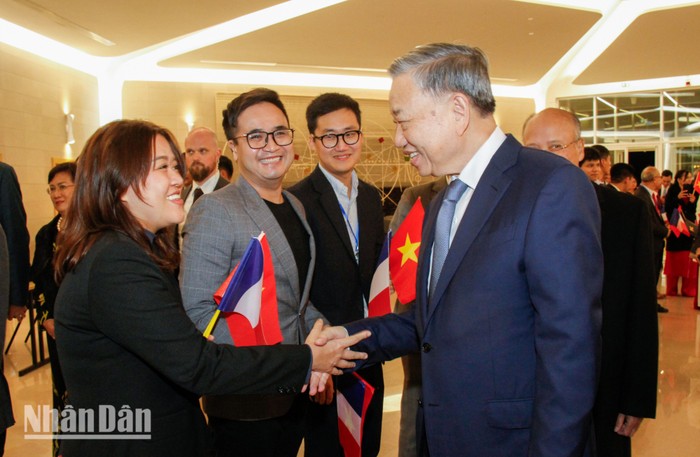 Cộng đồng người Việt Nam tại Pháp chào đón Tổng Bí thư, Chủ tịch nước Tô Lâm tại sân bay Orly. (Ảnh: Minh Duy)