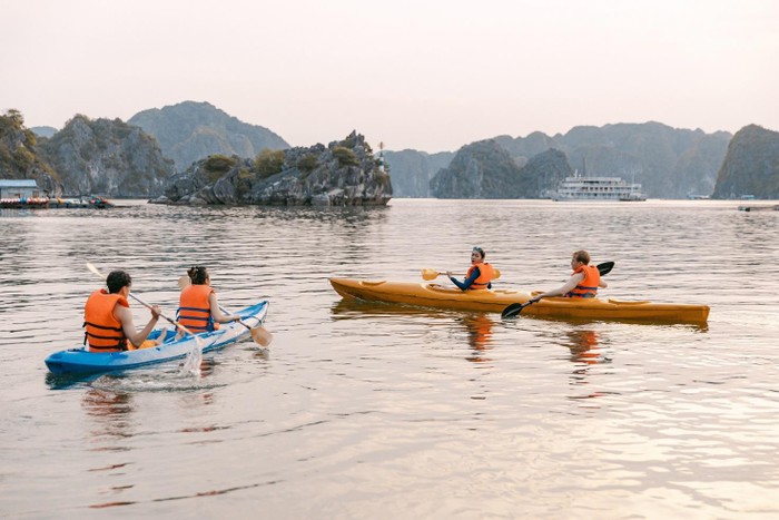 Khách du lịch trải nghiệm trên Vịnh Lan Hạ, Hải Phòng.