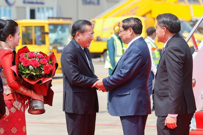 Đón Thủ tướng Phạm Minh Chính và Đoàn đại biểu Việt Nam tại sân bay quốc tế Wattay, về phía Lào có Bộ trưởng Bộ Năng lượng và Mỏ Phosay Sayyasone; Vụ trưởng Vụ Thanh tra, Bộ Ngoại giao Kaimany Orlaboune; Phó Vụ trưởng Vụ Lễ tân, Bộ Ngoại giao Outama Sitthiphong. Ảnh: VGP/Nhật Bắc