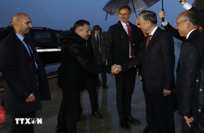 Lễ tiễn Tổng Bí thư, Chủ tịch nước Tô Lâm tại Sân bay Orly, thủ đô Paris. (Ảnh: Trí Dũng/TTXVN)