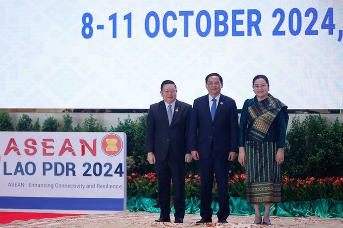 Thủ tướng Lào Sonexay Siphandone và Phu nhân và Tổng Thư ký ASEAN Kao Kim Hourn tại sảnh Trung tâm Hội nghị Quốc gia Lào. Ảnh: VGP/Nhật Bắc